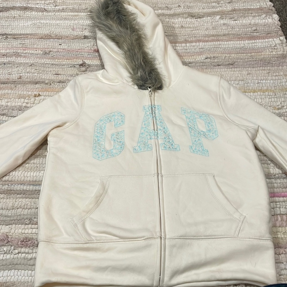 White kids sweater w blue floral GAP logo